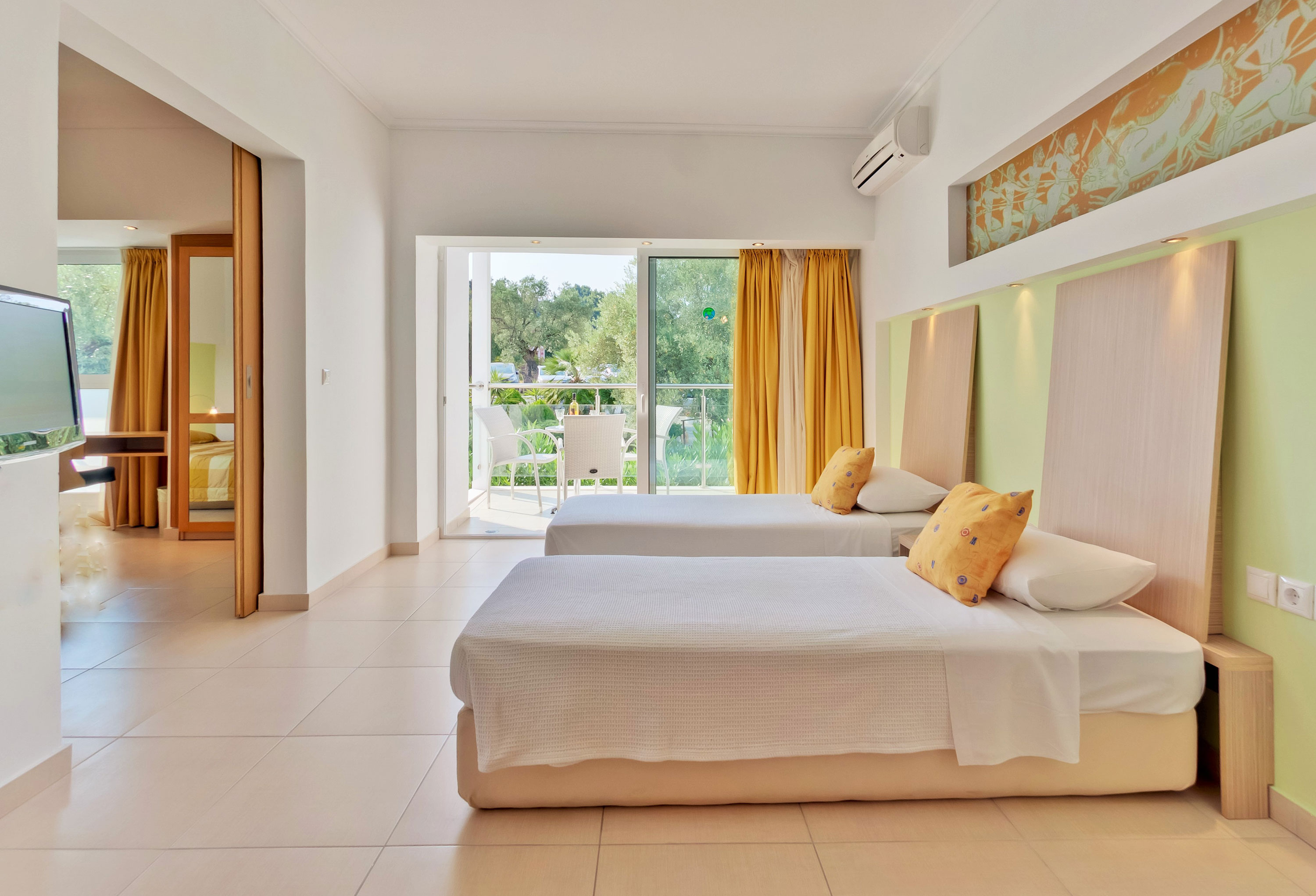 JUNIOR SUITE WITH MOUNTAIN VIEW <span>FOR 2-4 PERSONS</span>