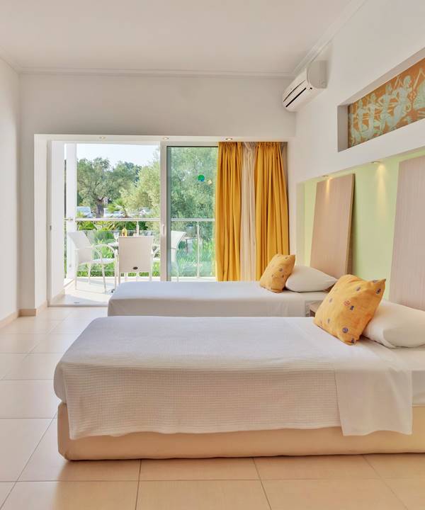 JUNIOR SUITE ΜΕ ΘΕΑ ΒΟΥΝΟ<span>ΓΙΑ2-4 ΑΤΟΜΑ</span>