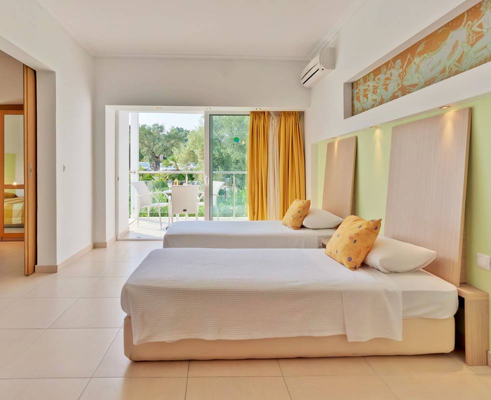 JUNIOR SUITE WITH MOUNTAIN VIEW <span>FOR 2-4 PERSONS</span>